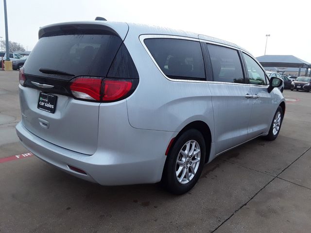 2022 Chrysler Voyager LX