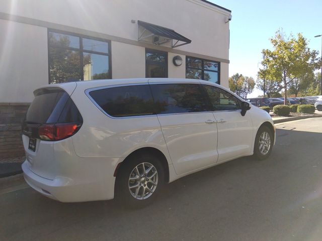 2022 Chrysler Voyager LX