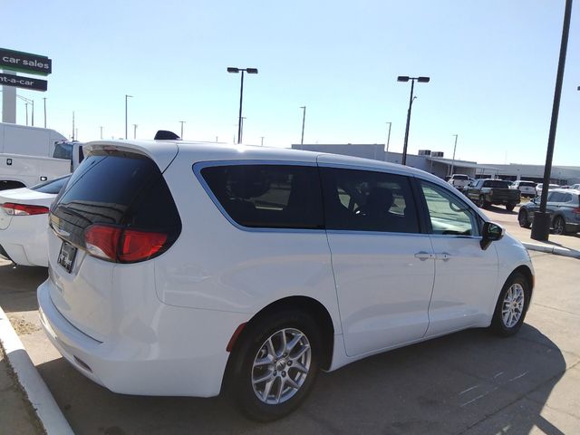 2022 Chrysler Voyager LX