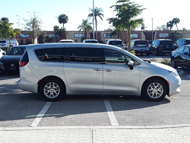 2022 Chrysler Voyager LX