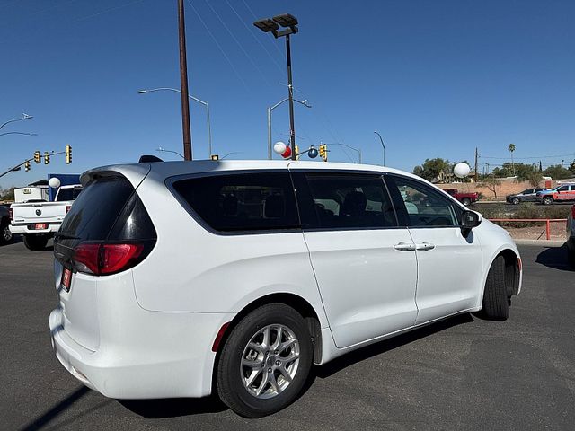 2022 Chrysler Voyager LX