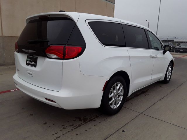 2022 Chrysler Voyager LX