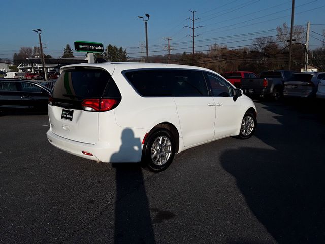 2022 Chrysler Voyager LX