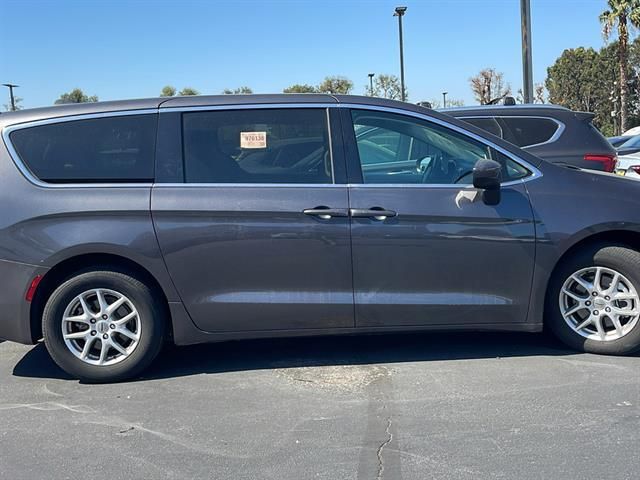 2022 Chrysler Voyager LX