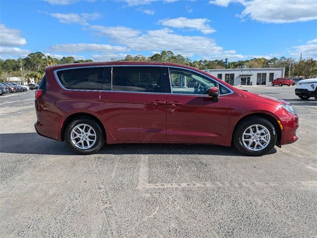 2022 Chrysler Voyager LX