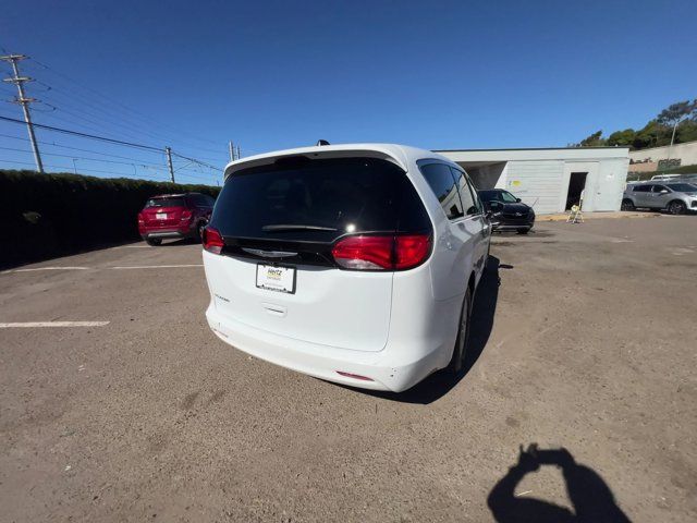 2022 Chrysler Voyager LX