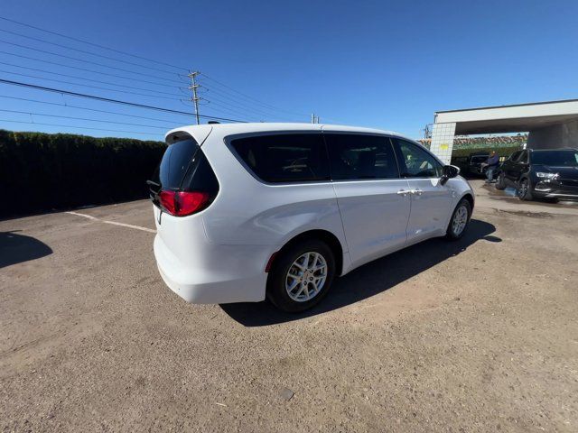 2022 Chrysler Voyager LX