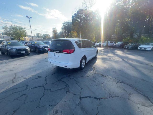 2022 Chrysler Voyager LX