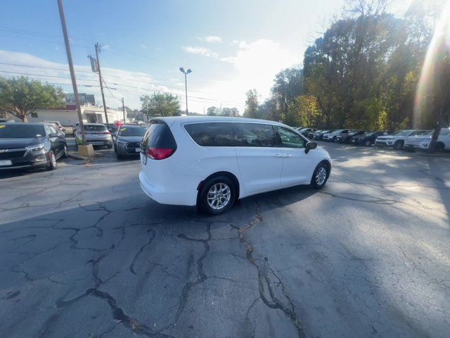 2022 Chrysler Voyager LX