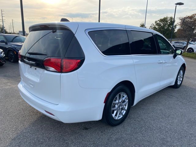 2022 Chrysler Voyager LX