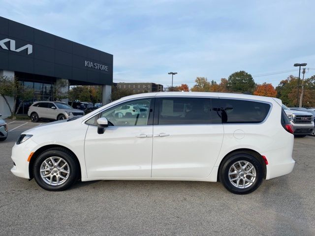 2022 Chrysler Voyager LX