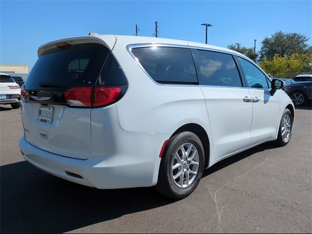 2022 Chrysler Voyager LX