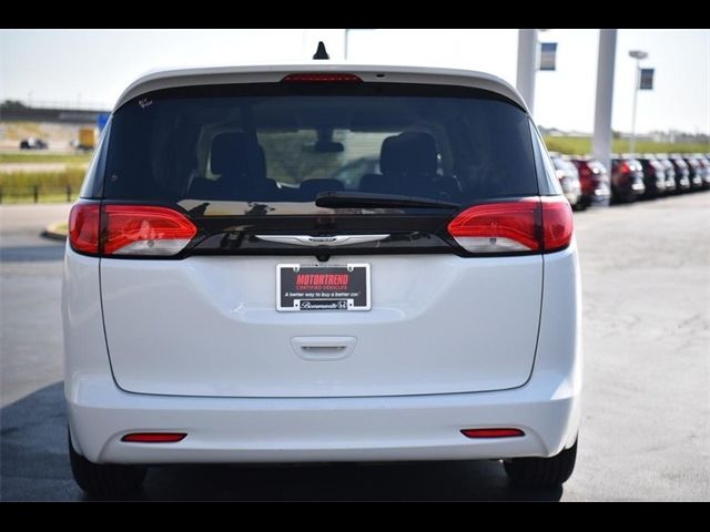 2022 Chrysler Voyager LX