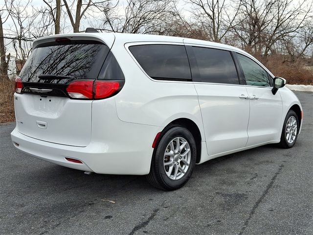 2022 Chrysler Voyager LX