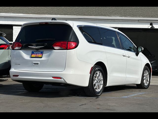 2022 Chrysler Voyager LX