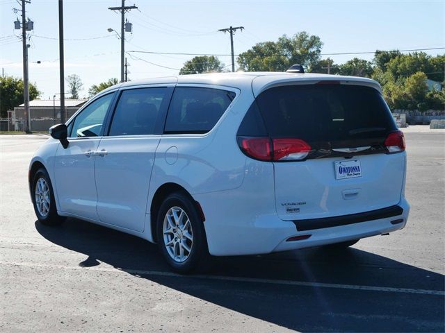 2022 Chrysler Voyager LX