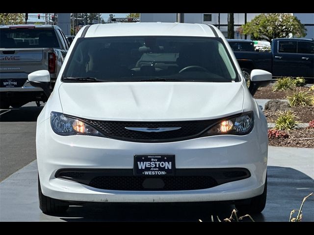 2022 Chrysler Voyager LX