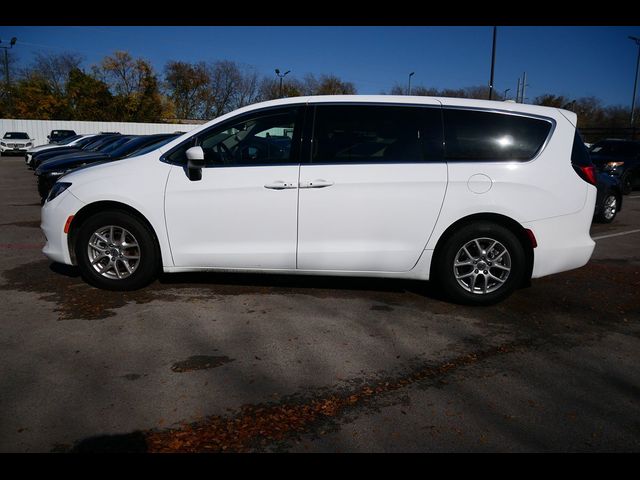 2022 Chrysler Voyager LX