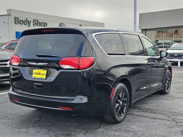 2022 Chrysler Voyager LX