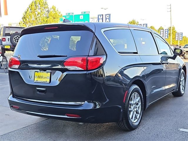 2022 Chrysler Voyager LX