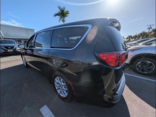 2022 Chrysler Voyager LX