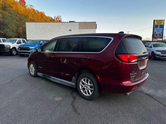 2022 Chrysler Voyager LX