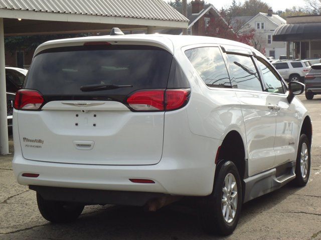 2022 Chrysler Voyager LX