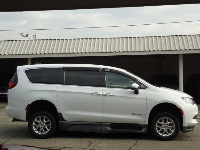 2022 Chrysler Voyager LX