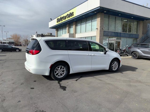 2022 Chrysler Voyager LX