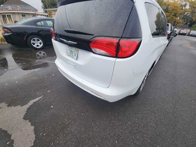 2022 Chrysler Voyager LX