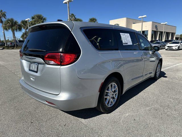 2022 Chrysler Voyager LX