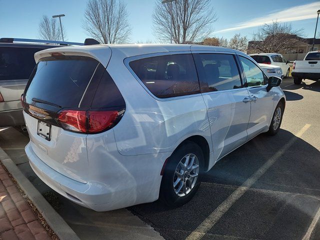 2022 Chrysler Voyager LX