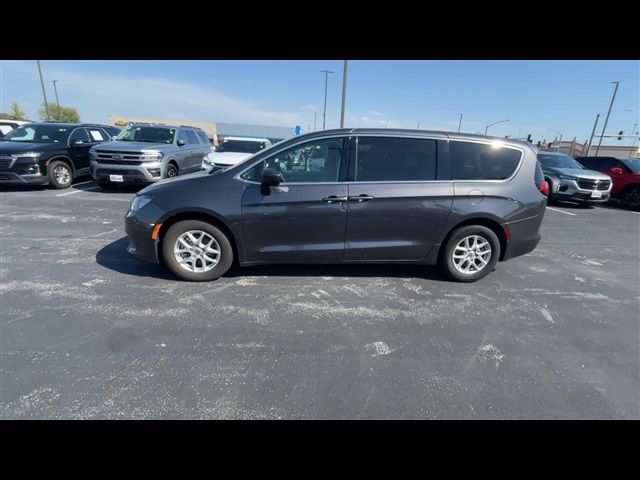 2022 Chrysler Voyager LX