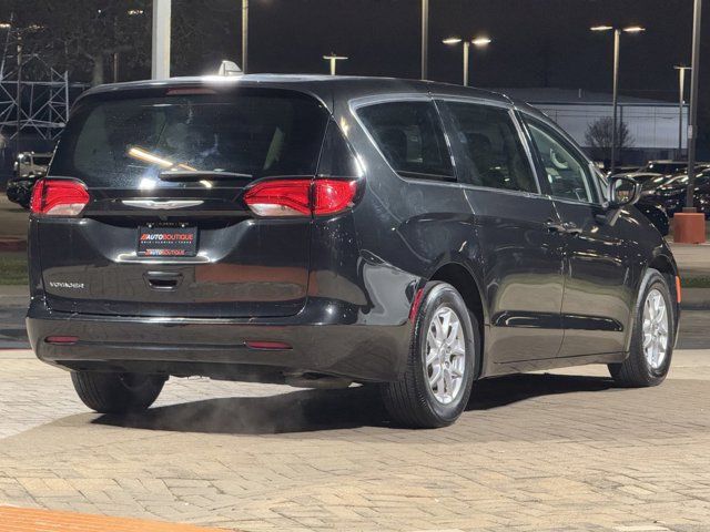 2022 Chrysler Voyager LX