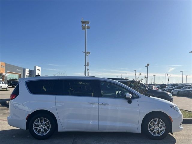 2022 Chrysler Voyager LX