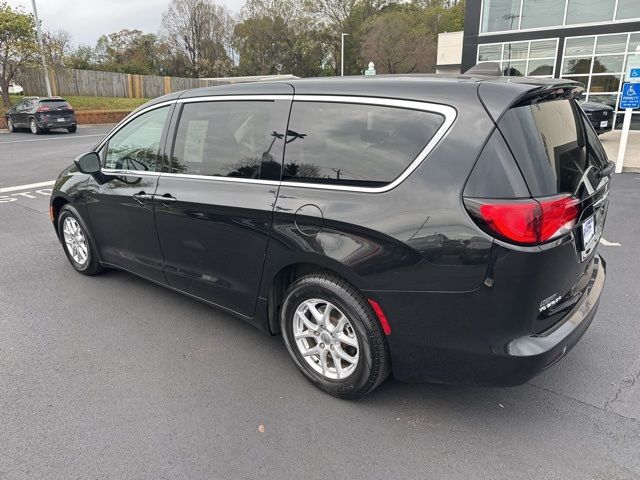 2022 Chrysler Voyager LX