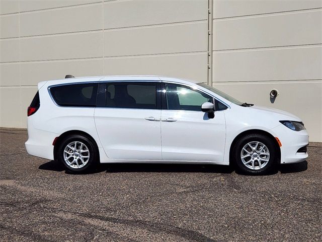 2022 Chrysler Voyager LX