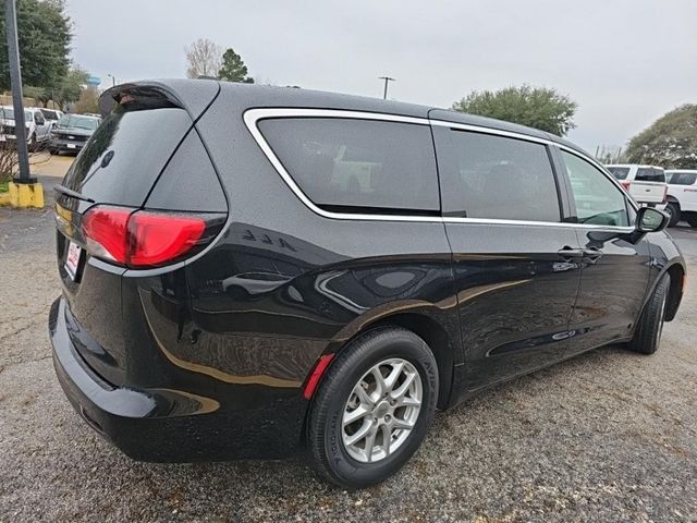 2022 Chrysler Voyager LX