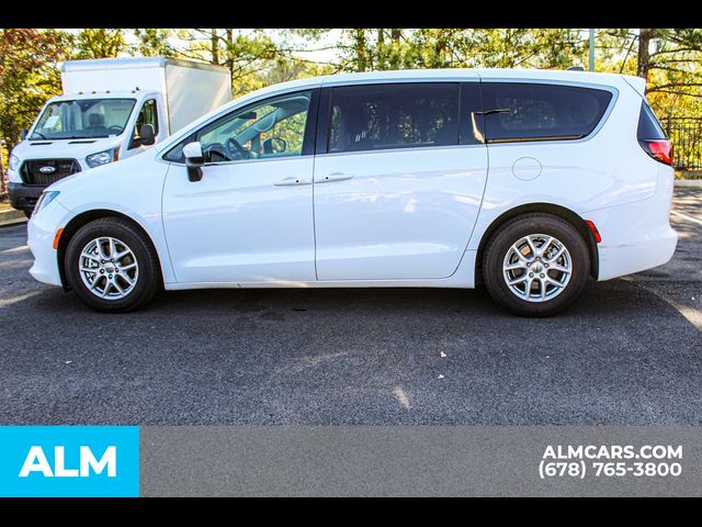 2022 Chrysler Voyager LX