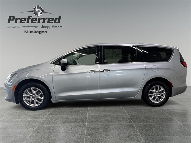 2022 Chrysler Voyager LX
