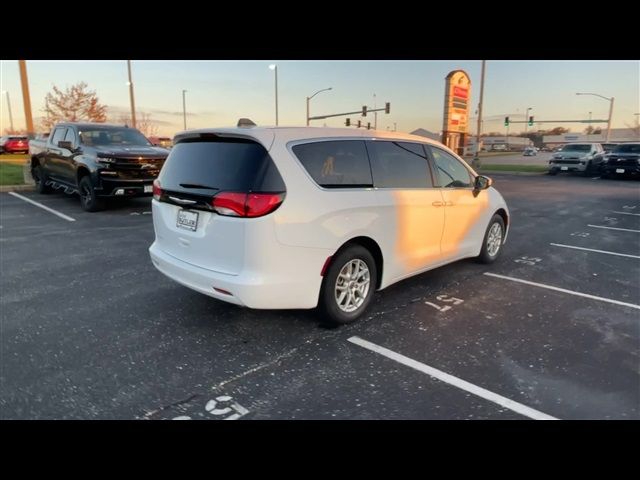 2022 Chrysler Voyager LX