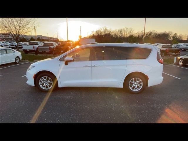 2022 Chrysler Voyager LX