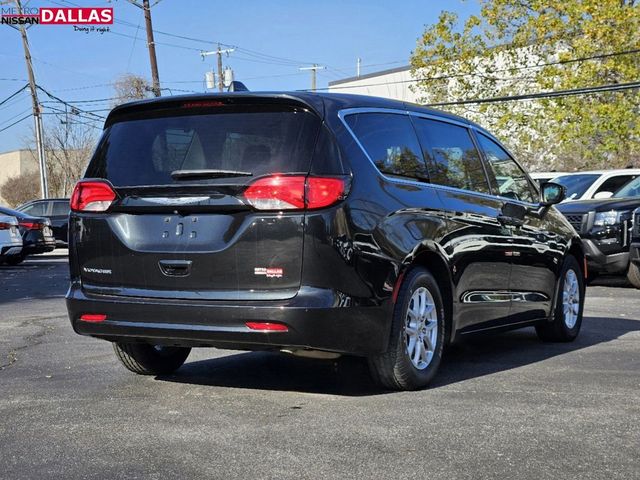 2022 Chrysler Voyager LX