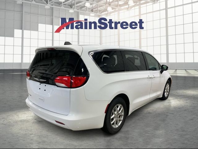 2022 Chrysler Voyager LX