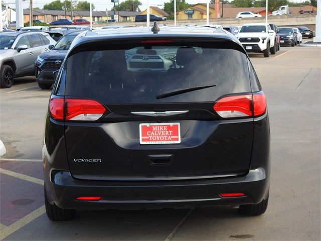 2022 Chrysler Voyager LX