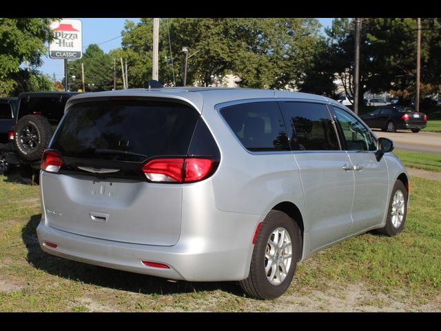 2022 Chrysler Voyager LX