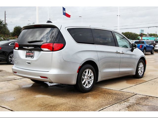 2022 Chrysler Voyager LX