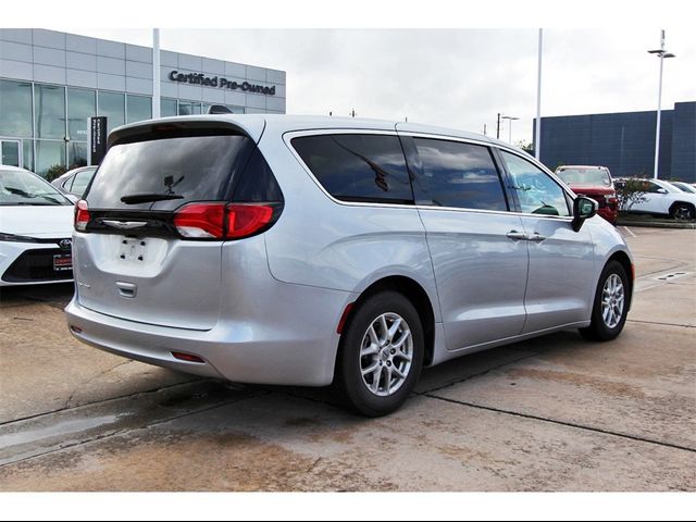 2022 Chrysler Voyager LX