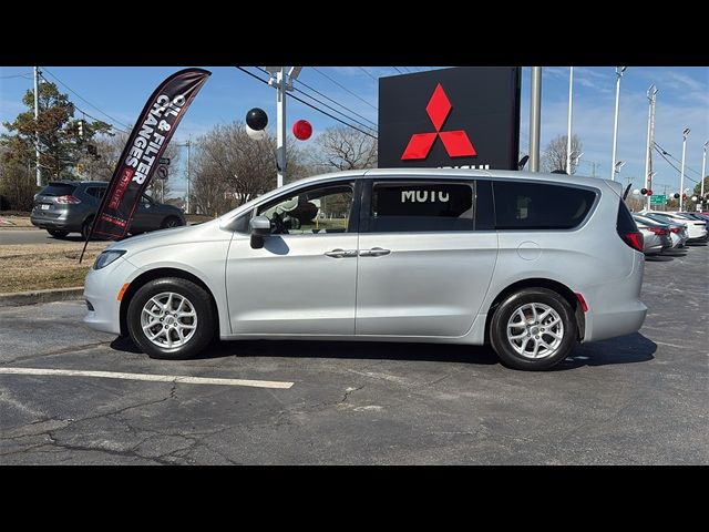 2022 Chrysler Voyager LX