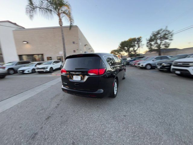 2022 Chrysler Voyager LX